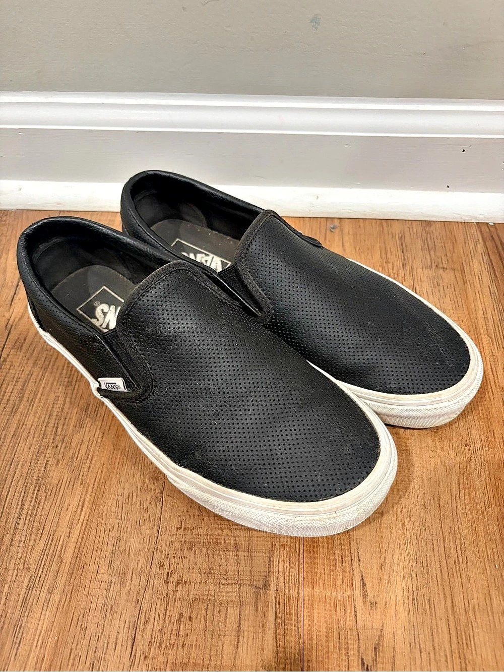 Vans Classic Slip-On Black & White US 8 Sneakers